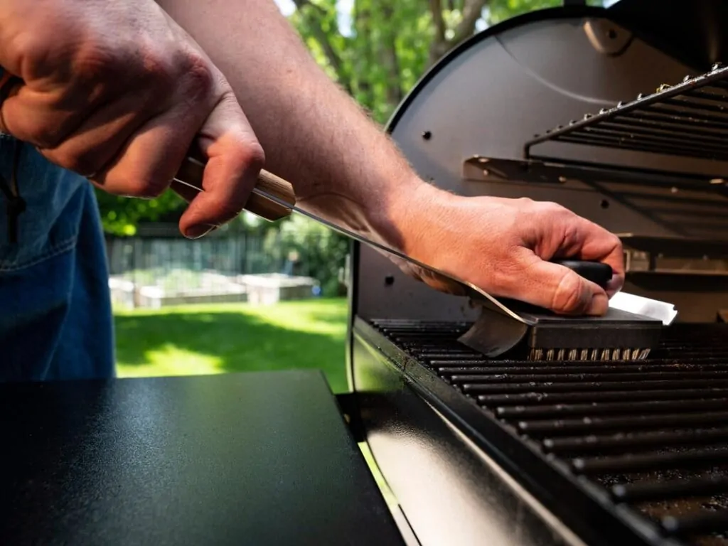 תמונה של מברשת טרייגר לניקוי הגריל - TRAEGER - מרכז החימום
